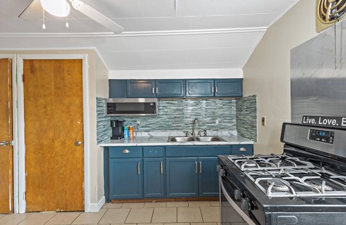 Calumet City Appartement | Romantic Cabin Fever Spacious 1 Bedroom