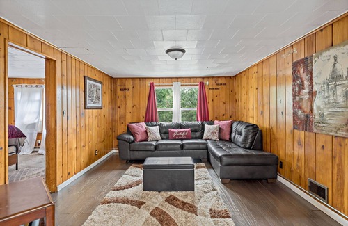 Calumet City Appartement | Romantic Cabin Fever Spacious 1 Bedroom