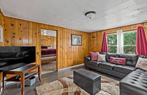 Calumet City Appartement | Romantic Cabin Fever Spacious 1 Bedroom