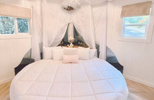Westlake Cabine | Romantic Cabin on the Lake with a Waterfront View - Stay at the Lavender Loft