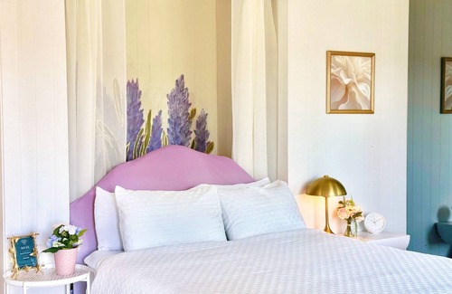 Westlake Cabine | Romantic Cabin on the Lake with a Waterfront View - Stay at the Lavender Loft