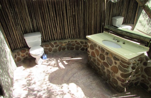 Thorny Bush Game Reserve Maison | Romantic canvas pad on river, share shower with monkeys and listen to the lions