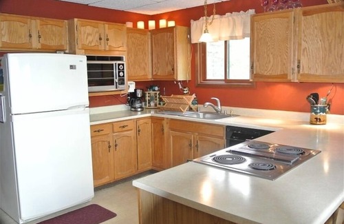 Kalispell Chalet De Ski | Chalet en cèdre, propre, accueillant, spa, foyer au bois, situé au centre et privé