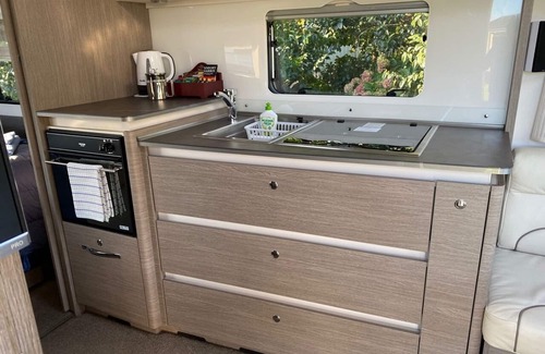 Longlands Maison | Romantic Cosy Comfortable Caravan - 5 minutes drive from Havelock North/Hastings