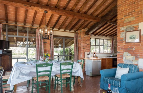 Pieve a Presciano Villa | Cottage romantique, 6 couchages, avec de grandes fenêtres donnant sur la campagne toscane. Jardin avec piscine p