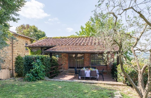 Pieve a Presciano Villa | Cottage romantique, 6 couchages, avec de grandes fenêtres donnant sur la campagne toscane. Jardin avec piscine p