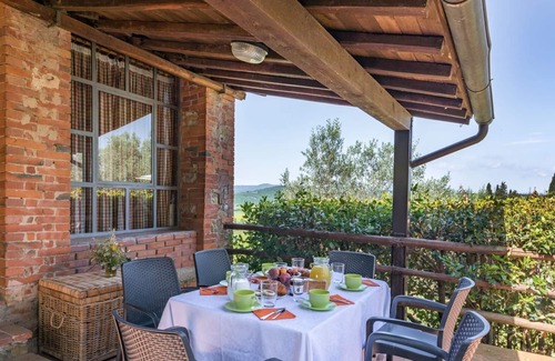 Pieve a Presciano Villa | Cottage romantique, 6 couchages, avec de grandes fenêtres donnant sur la campagne toscane. Jardin avec piscine p