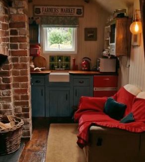 Llangadog Chalet De Ski | Romantic country cabin with log burner, spectacular views, spa hot tub - Brecon Beacons National Park