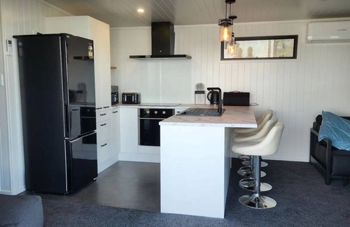 Waerenga Cabine | Romantic Countryside Cabin with Magnificent Lake Views