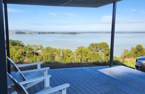 Waerenga Cabine | Romantic Countryside Cabin with Magnificent Lake Views