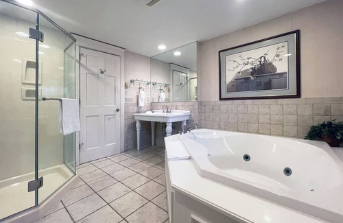 Reeders Cabine | Romantic Couples Log Cabin Suite in the Poconos with Jetted Tub
