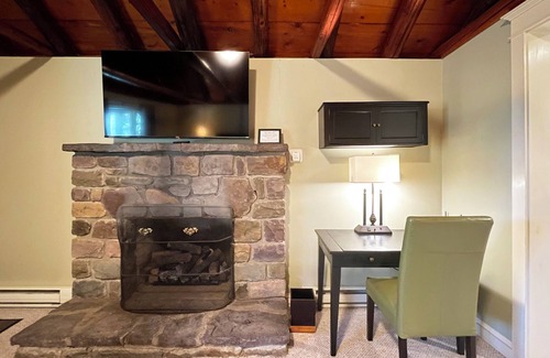 Reeders Cabine | Romantic Couples Log Cabin Suite in the Poconos with Jetted Tub