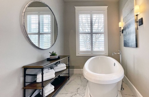 Reeders Chalet De Ski | Romantic Couples Suite in the Poconos with Jetted Tub