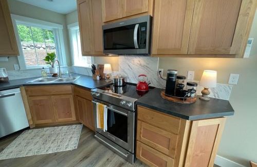 Silver Creek Maison | Romantic Cozy Cabin Walk to lake Hot tub Bikes Kayaks Grill