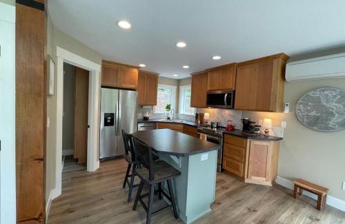 Silver Creek Maison | Romantic Cozy Cabin Walk to lake Hot tub Bikes Kayaks Grill