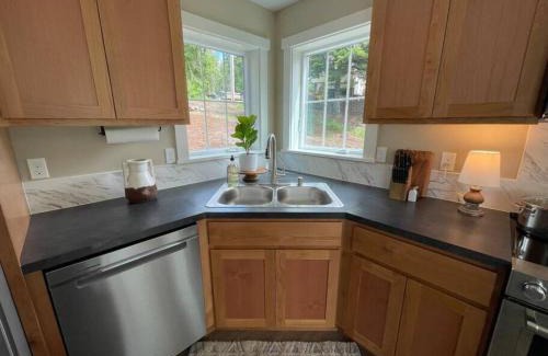 Silver Creek Maison | Romantic Cozy Cabin Walk to lake Hot tub Bikes Kayaks Grill