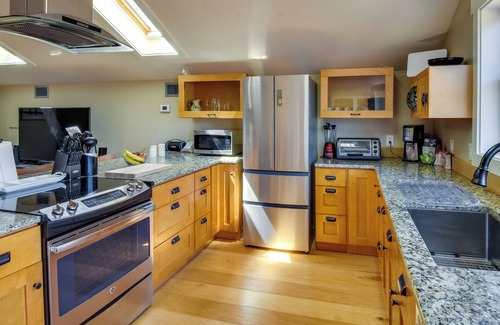 Central Appartement | Romantic, Cozy Loft w/ Yard, 5 Miles to Clemson