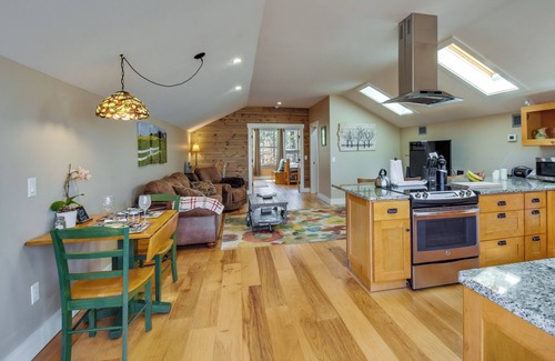 Central Appartement | Romantic, Cozy Loft w/ Yard, 5 Miles to Clemson