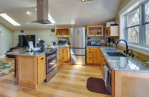 Central Appartement | Romantic, Cozy Loft w/ Yard, 5 Miles to Clemson