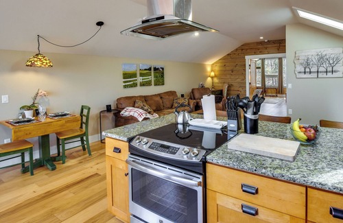Central Appartement | Romantic, Cozy Loft w/ Yard, 5 Miles to Clemson