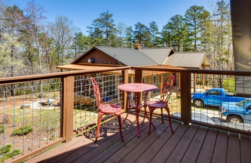 Central Appartement | Romantic, Cozy Loft with Yard, 5 Miles to Clemson