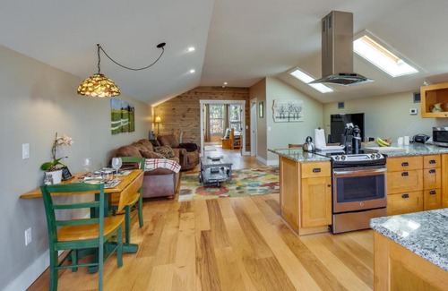 Central Appartement | Romantic, Cozy Loft with Yard, 5 Miles to Clemson