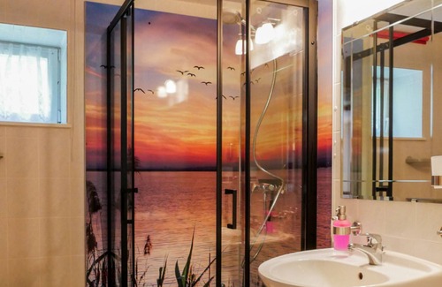 Dreschvitz Appartement | Romantic double room with four-poster bed, breakfast possible