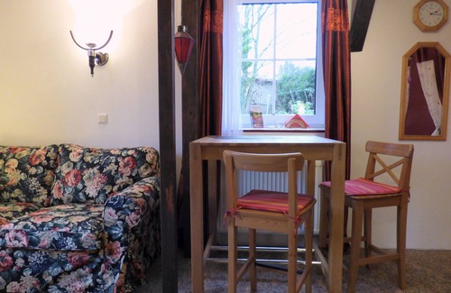 Dreschvitz Appartement | Romantic double room with four-poster bed, breakfast possible