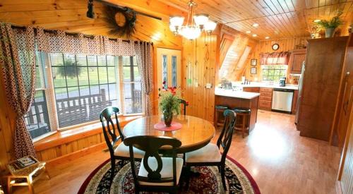 Sugarcreek Maison | Romantic Forest Cabin with Amazing Private Deck and Spa in Ohio