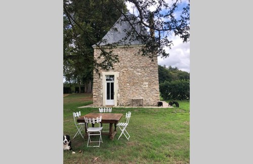 La Fontaine-Saint-Martin Chalet De Ski | Romantic anciens cottage in a beautiful park