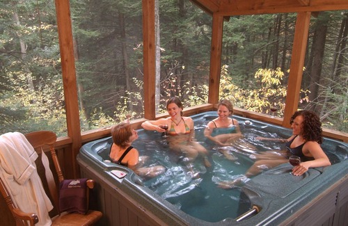 Victor Cabine | Escapade romantique dans les bois, w / Hottub à côté de la petite ville la plus cool des États-Unis