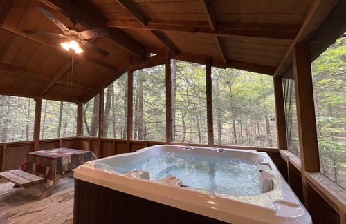 Victor Cabine | Escapade romantique dans les bois, w / Hottub à côté de la petite ville la plus cool des États-Unis