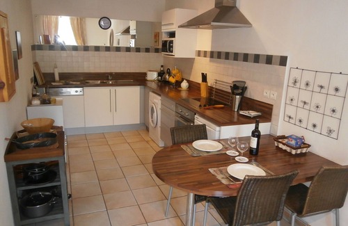 Saint-Chinian Appartement | Escapade romantique sur la place de Saint-Chinian avec une marche fantastique et du vin