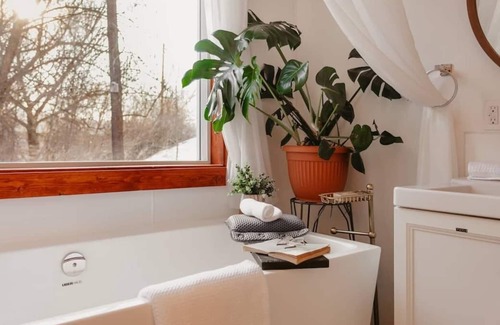 East Hill Appartement | Romantic 1BR/Private Deck/2Person Tub/Insta-Worthy