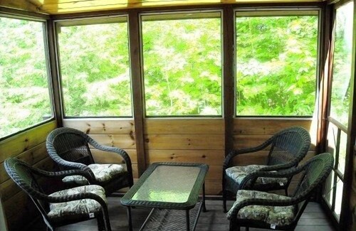 Gilmanton Cabine | Escapade romantique Cabine très privée avec vue sur le lac Sawyer / WIFI et télévision par câble