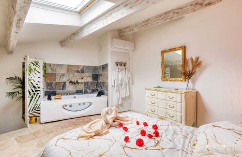 Lezignan-la-Cebe Maison | Gite romantique le Love Baroque a 5mn de Pezenas la ville de Molière