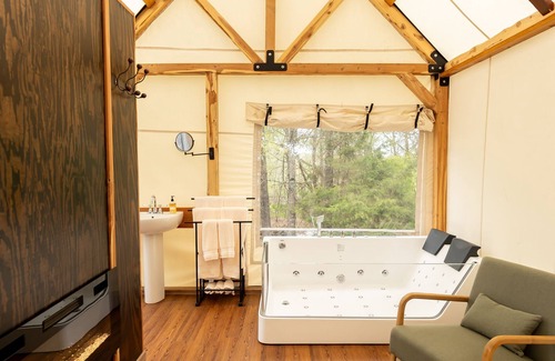 Sulphur Springs Cabine | Romantic Glamping for Two complete with Two Person Jacuzzi and Outdoor Shower
