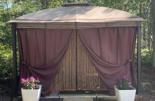 Muskegon Location De VR | Romantic glamping on a 60 acre horse farm.