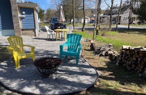 Warrensburg Appartement | Romantic Hideaway- 6 Minutes from Lake George