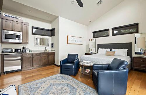Spicewood Maison | Romantic Lake Retreat - Deck, BBQ Grill & Patio
