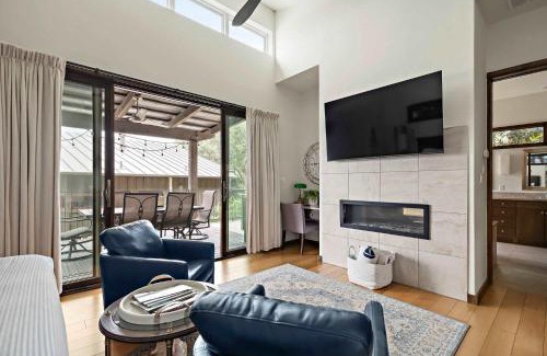 Spicewood Maison | Romantic Lake Retreat - Deck, BBQ Grill & Patio