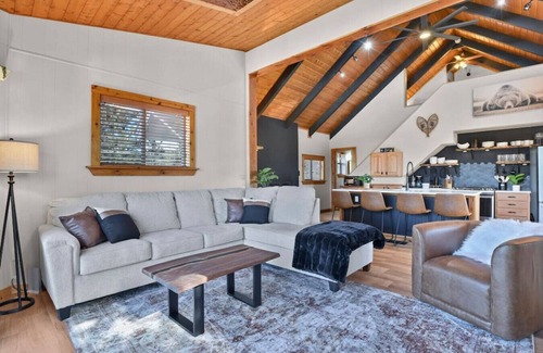 Divide Cabine | Romantic Lakefront Cabin with views