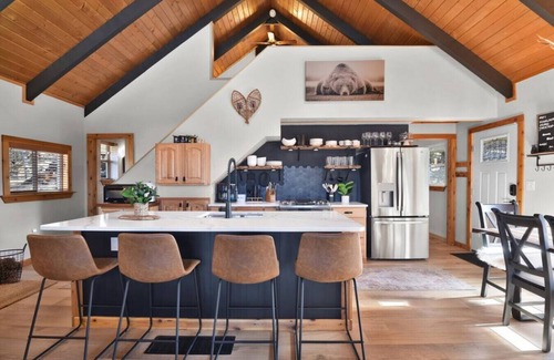 Divide Cabine | Romantic Lakefront Cabin with views