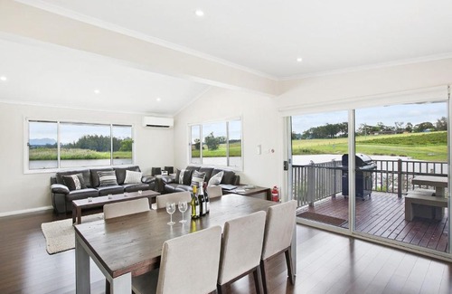 Lovedale Maison | Romantic lakehouse set in a private vineyard in the Hunter Valley