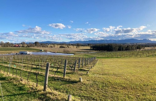 Lovedale Maison | Romantic lakehouse set in a private vineyard in the Hunter Valley