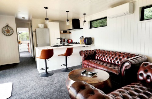 Waerenga Cabine | Romantic Lakeside Cabin. 1 Hour from Auckland CBD. 728a Waikare Rd Te Kauwhata.