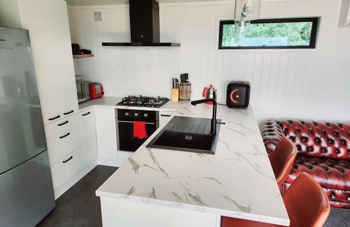 Waerenga Cabine | Romantic Lakeside Cabin. 1 Hour from Auckland CBD. 728a Waikare Rd Te Kauwhata.