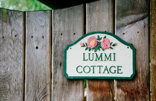 Olga Cottage | Cottage Lummi romantique, isolé dans les arbres avec vue sur l'eau et chemin de la plage