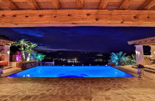 Santa Eulalia del Rio Villa | Villa de luxe romantique près de la ville d'Ibiza avec vue imprenable sur le coucher de soleil