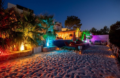 Santa Eulalia del Rio Villa | Villa de luxe romantique près de la ville d'Ibiza avec vue imprenable sur le coucher de soleil